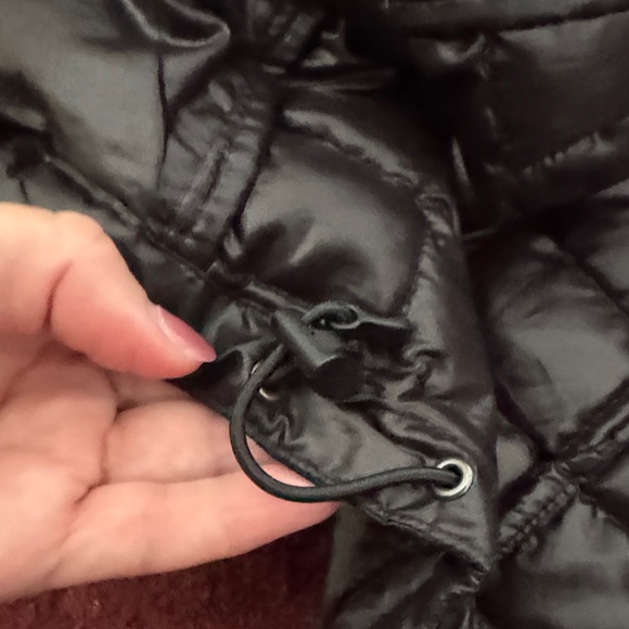 The North Face Women's Black Puffer Jacket - Picture 8 of 8